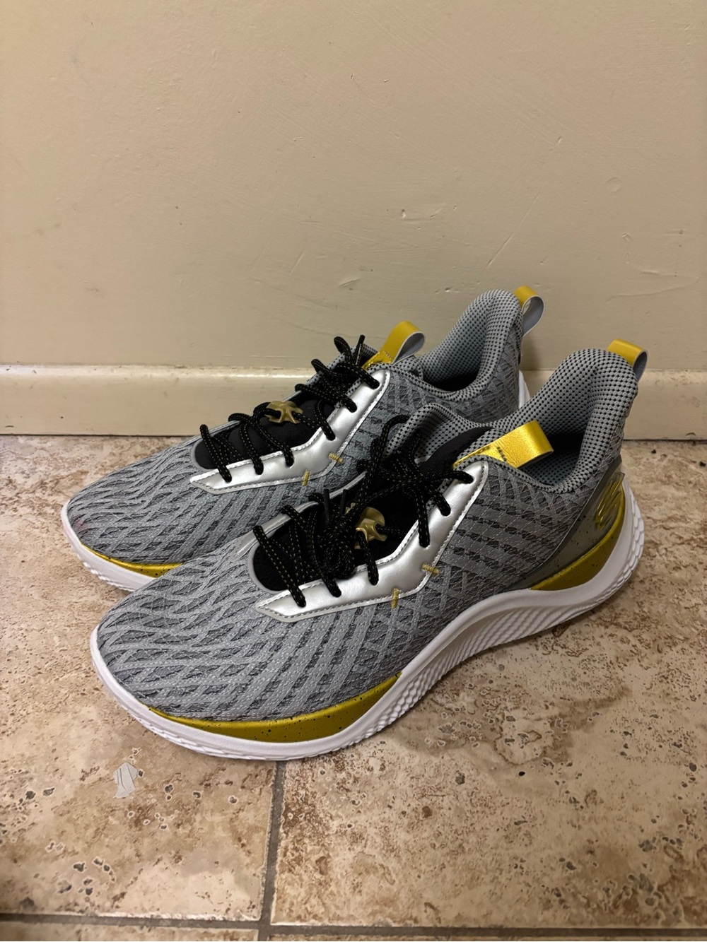 Under Armour Men's Curry Flow 10 Gray Athletic Shoes Size 15 3026274-101